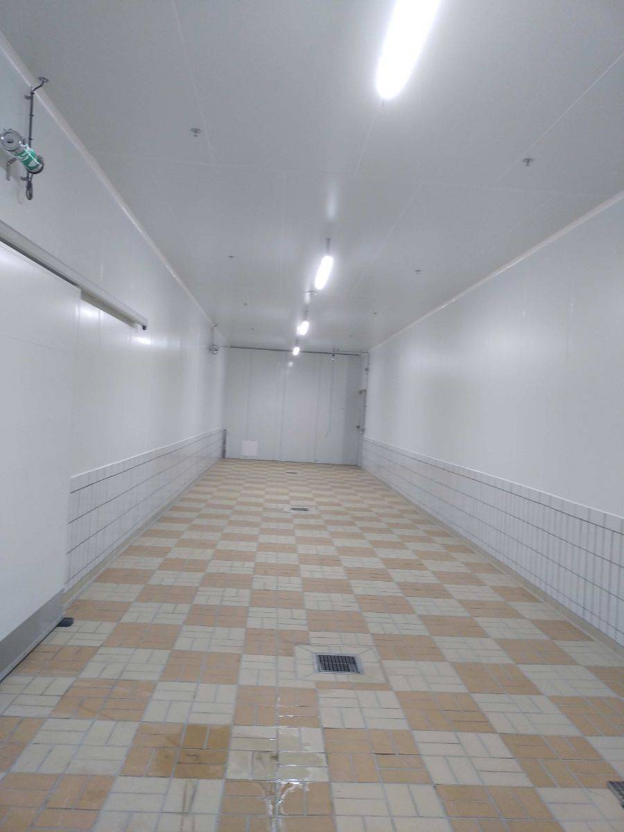 Installation de panneaux isolants pour laboratoire traiteur à Lorient